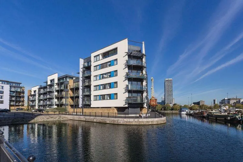 Flat Boardwalk Place in Greater London