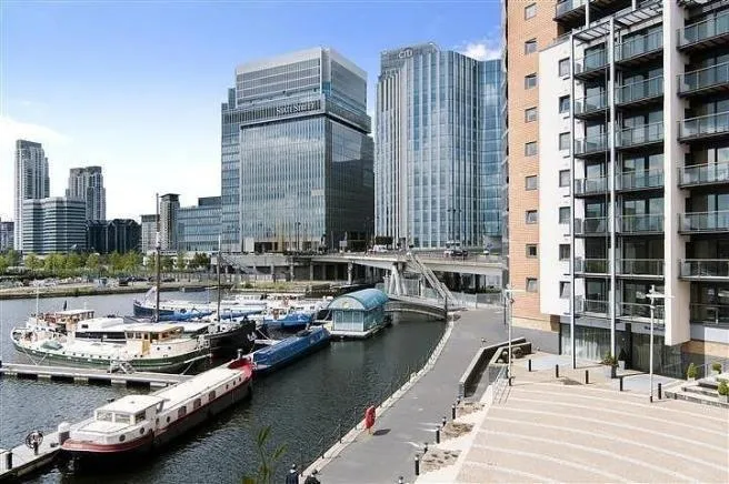 Flat Boardwalk Place in Greater London