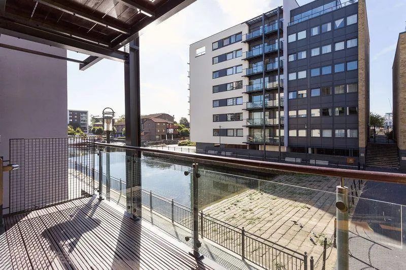 Flat Boardwalk Place in Greater London