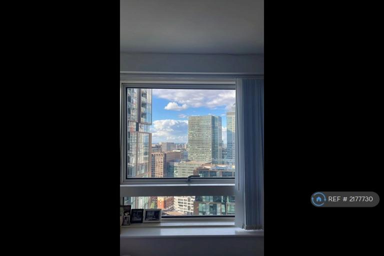 Room Lincoln Plaza in Greater London