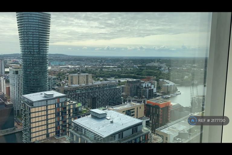 Room Lincoln Plaza in Greater London