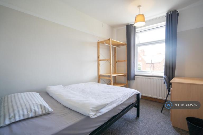 Room Lorne Road in Leicester
