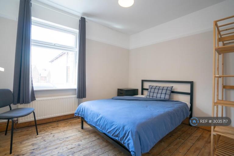 Room Lorne Road in Leicester