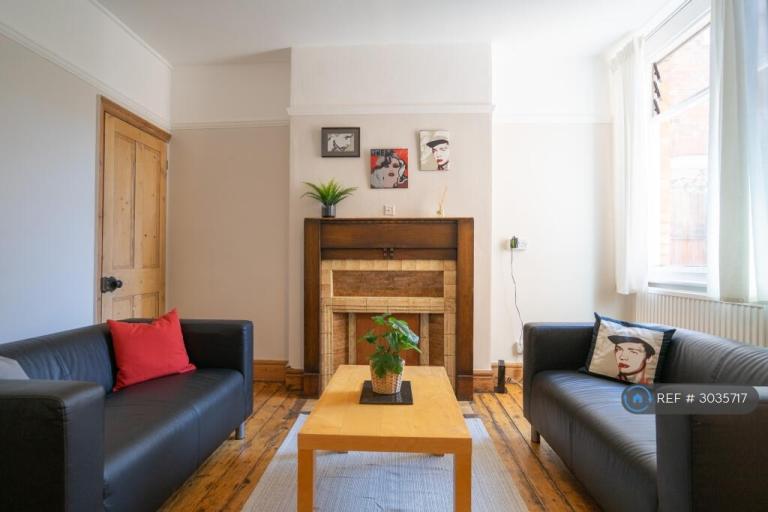 Room Lorne Road in Leicester