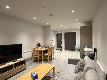 Flat Petersfield Avenue in Slough