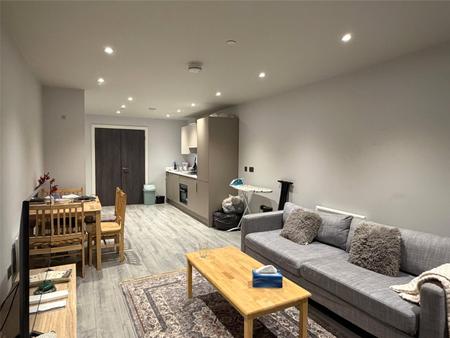 Flat Petersfield Avenue in Slough