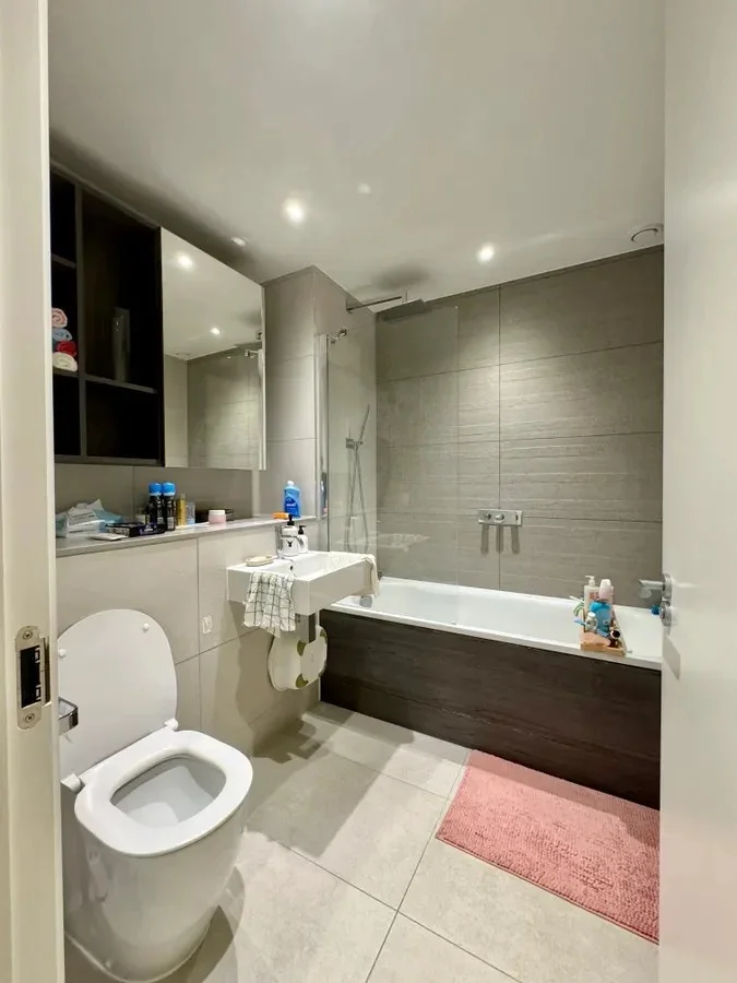Flat Marshgate Lane in Greater London