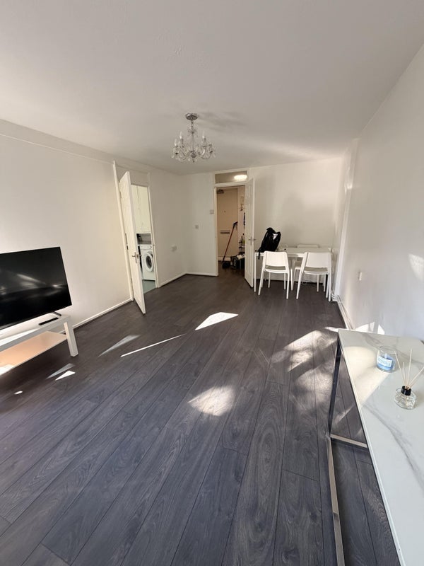 Flat Wesley Close in Greater London