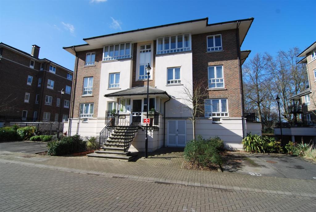 Flat May Bate Avenue in Greater London