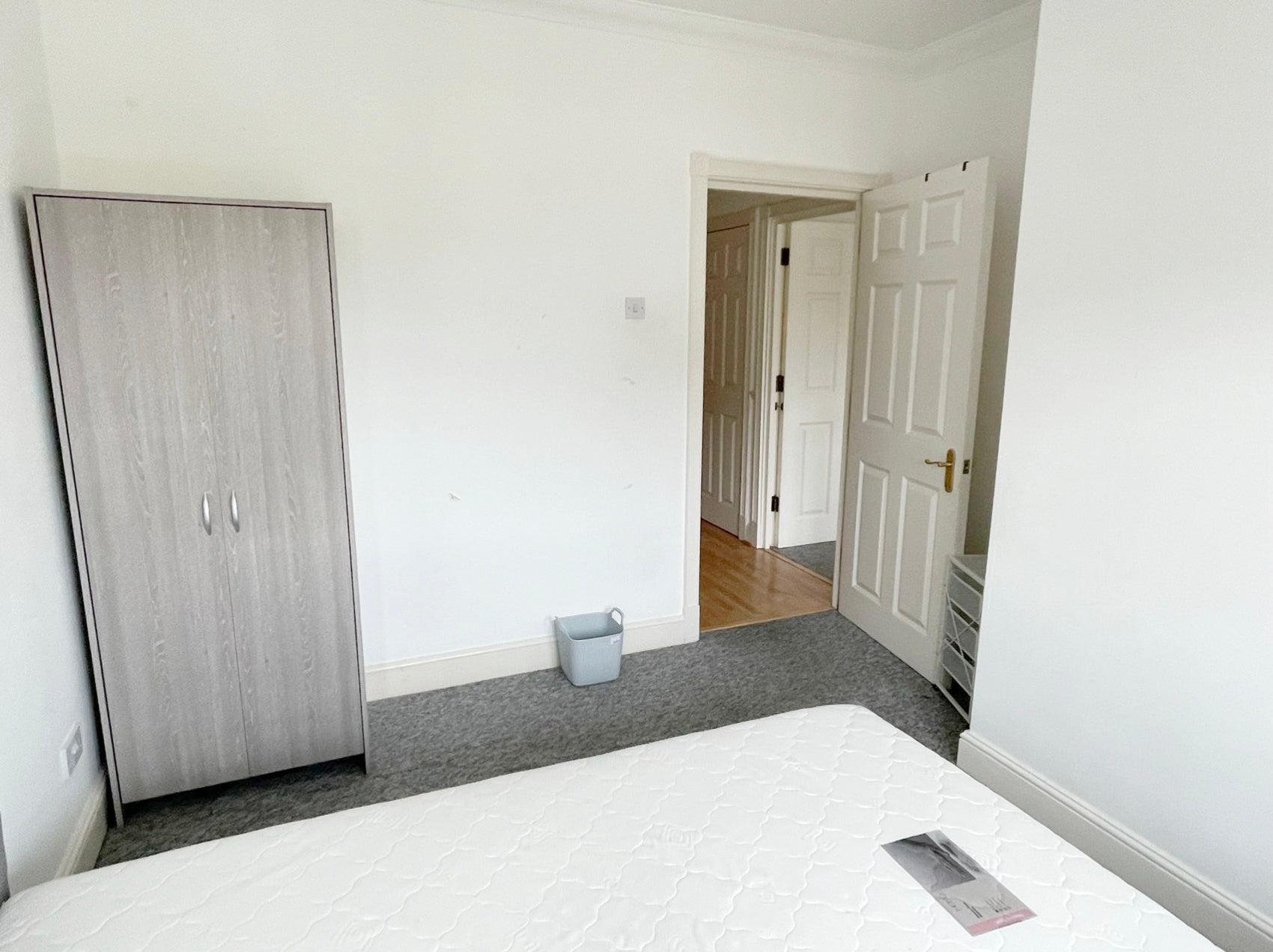 Flat May Bate Avenue in Greater London