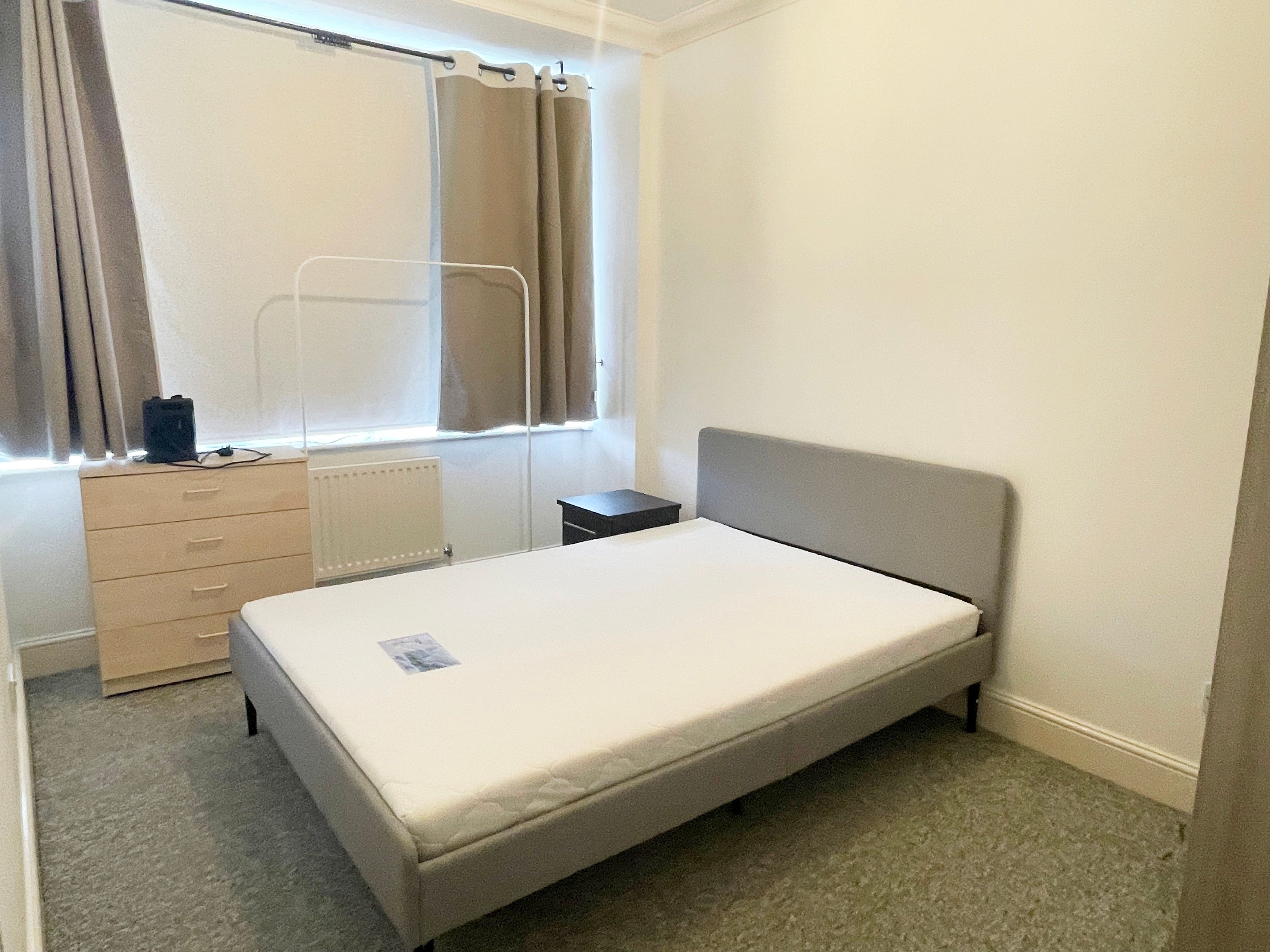 Flat May Bate Avenue in Greater London