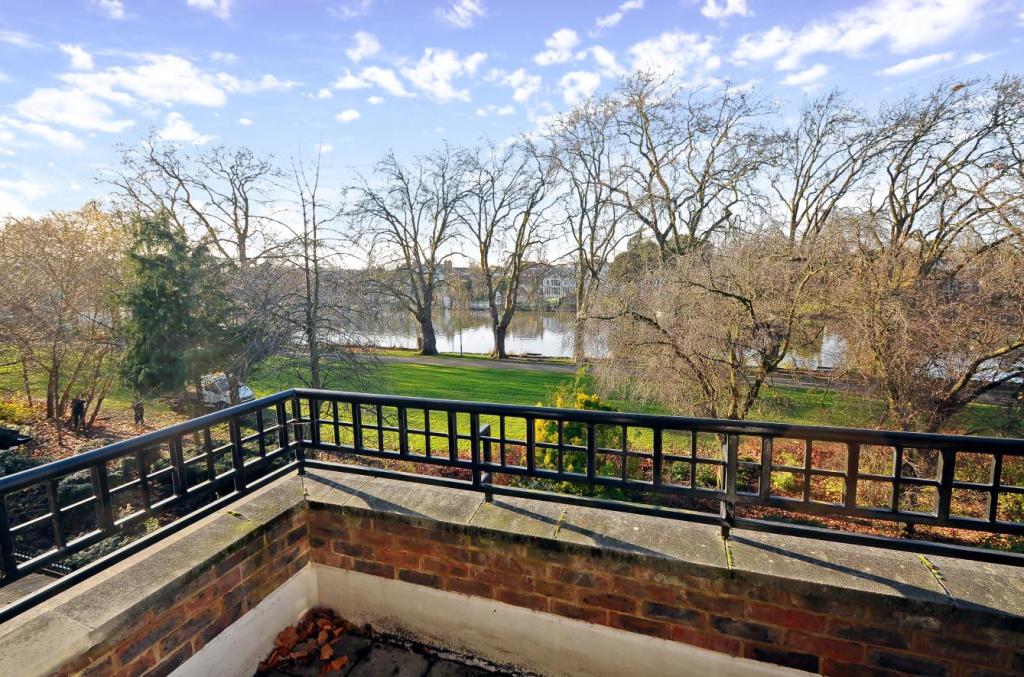 Flat May Bate Avenue in Greater London