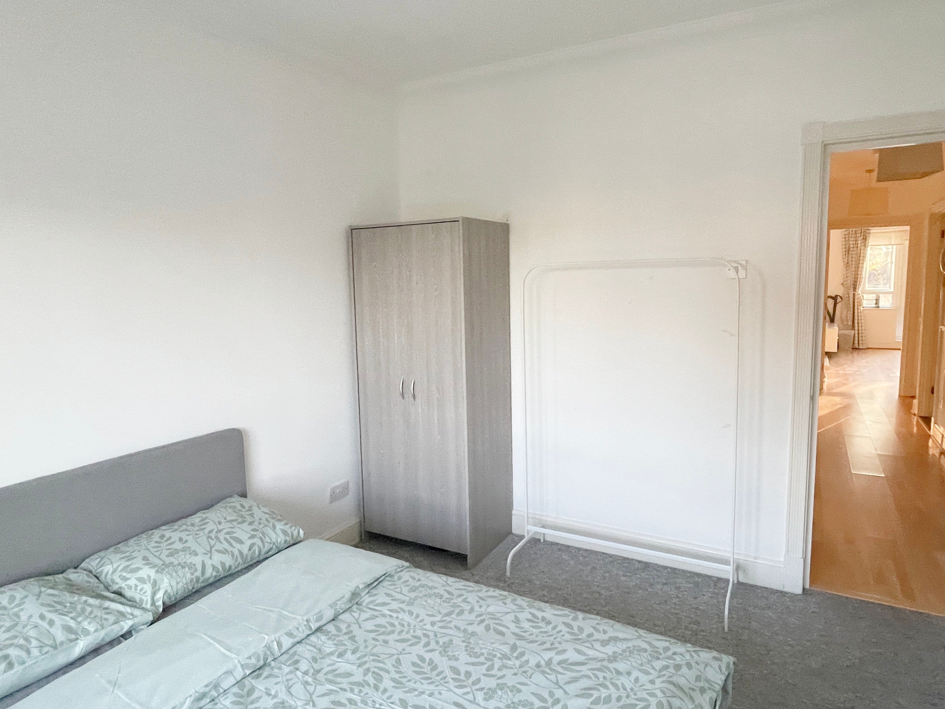 Flat May Bate Avenue in Greater London