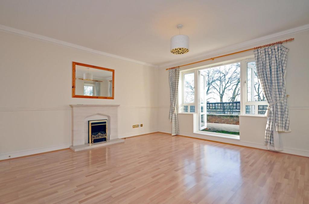 Flat May Bate Avenue in Greater London
