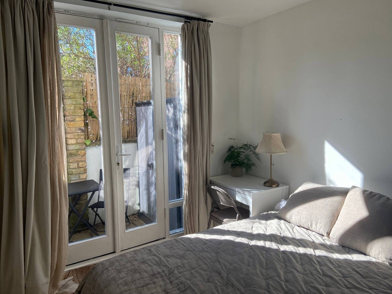 Flat Walton Road in Elmbridge