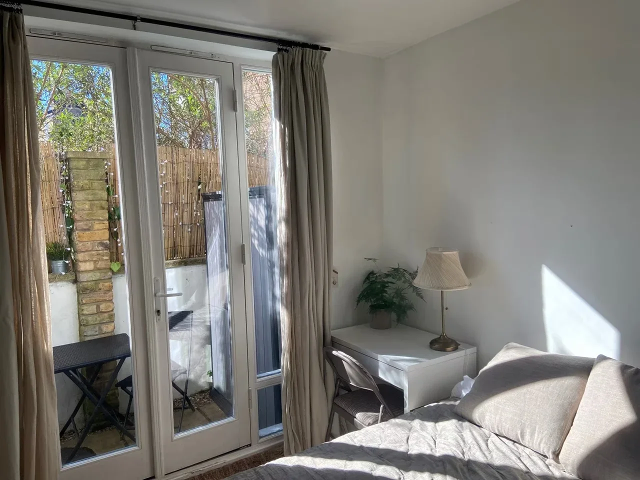 Flat Walton Road in Elmbridge