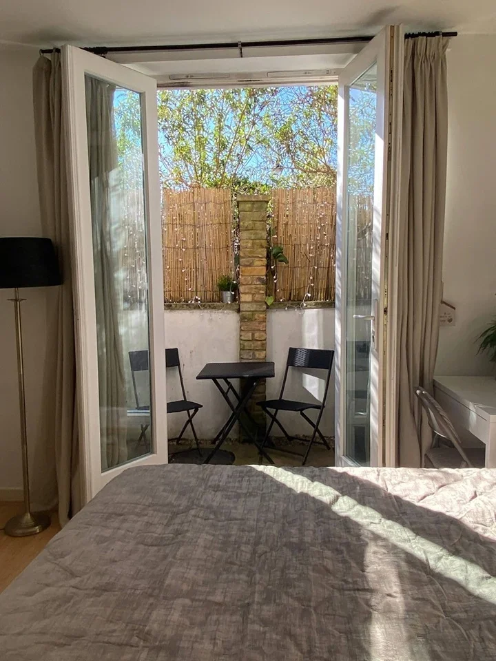 Flat Walton Road in Elmbridge