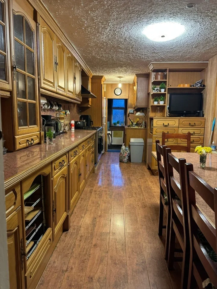Room Cunningham Road in Greater London