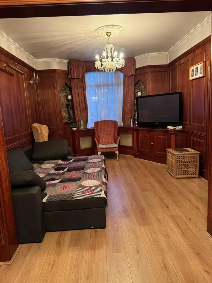 Room Cunningham Road in Greater London