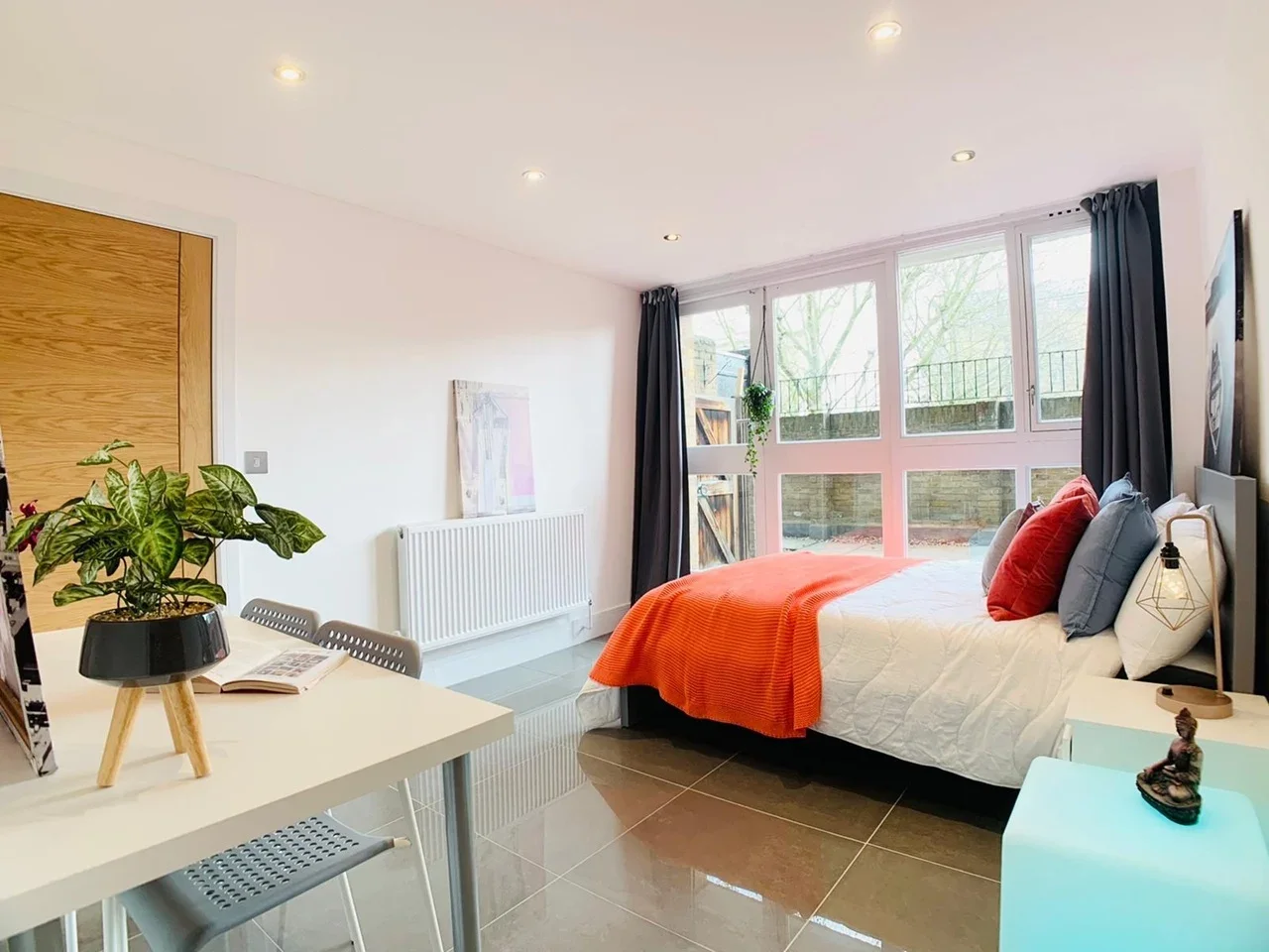 Room St. Katharine's Way in Greater London