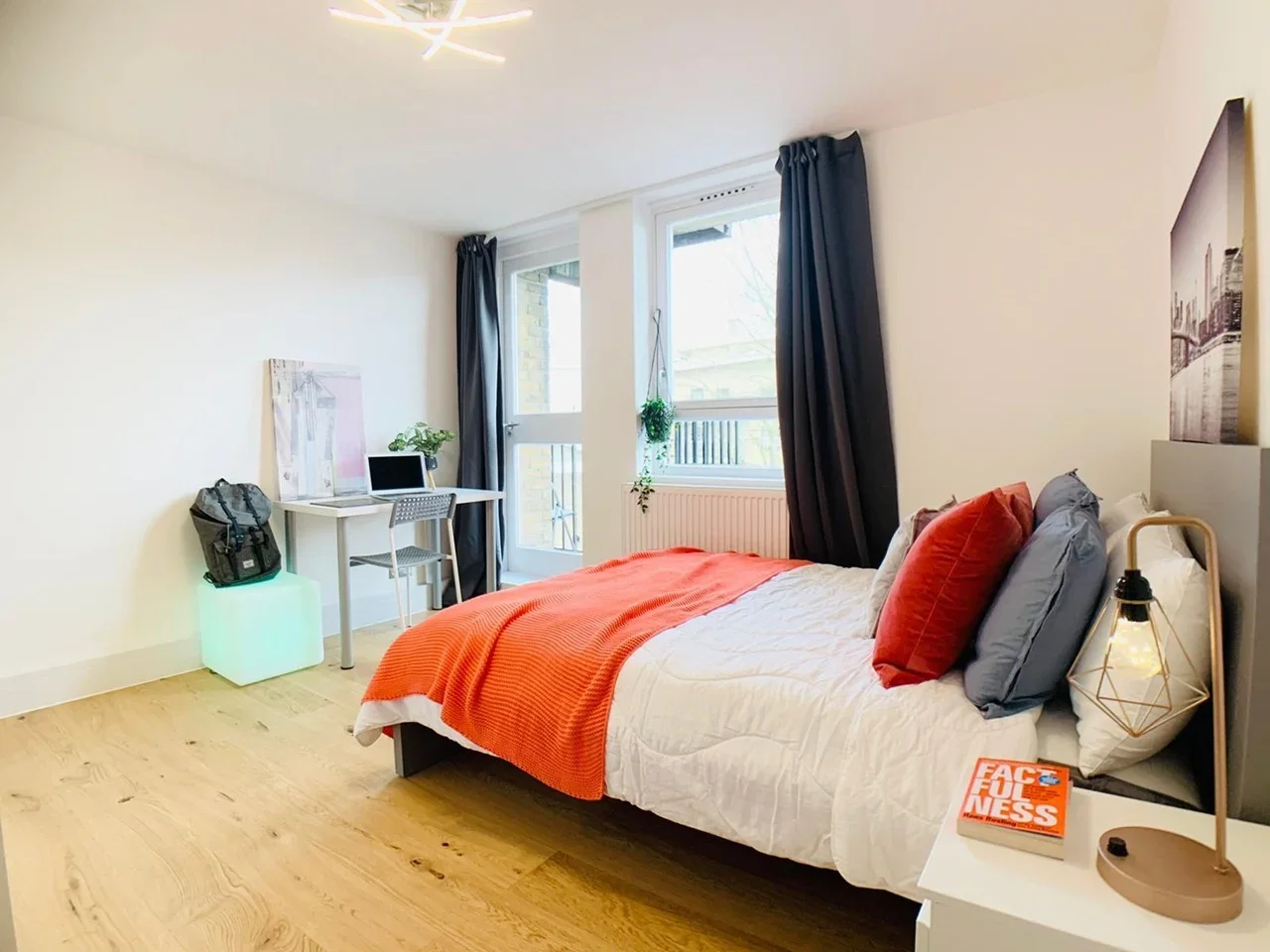Room St. Katharine's Way in Greater London