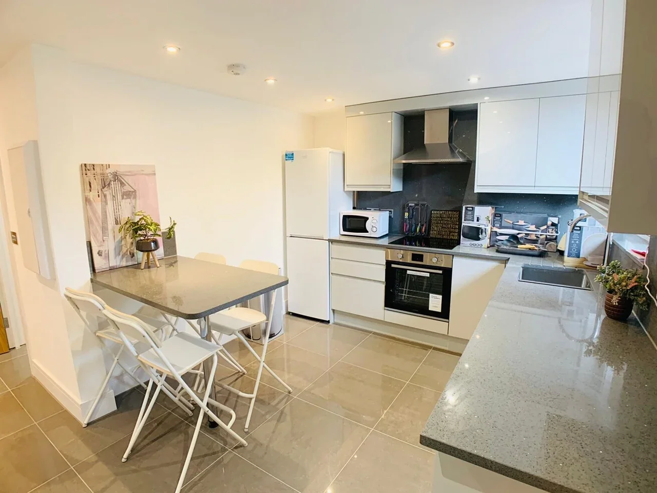 Room St. Katharine's Way in Greater London