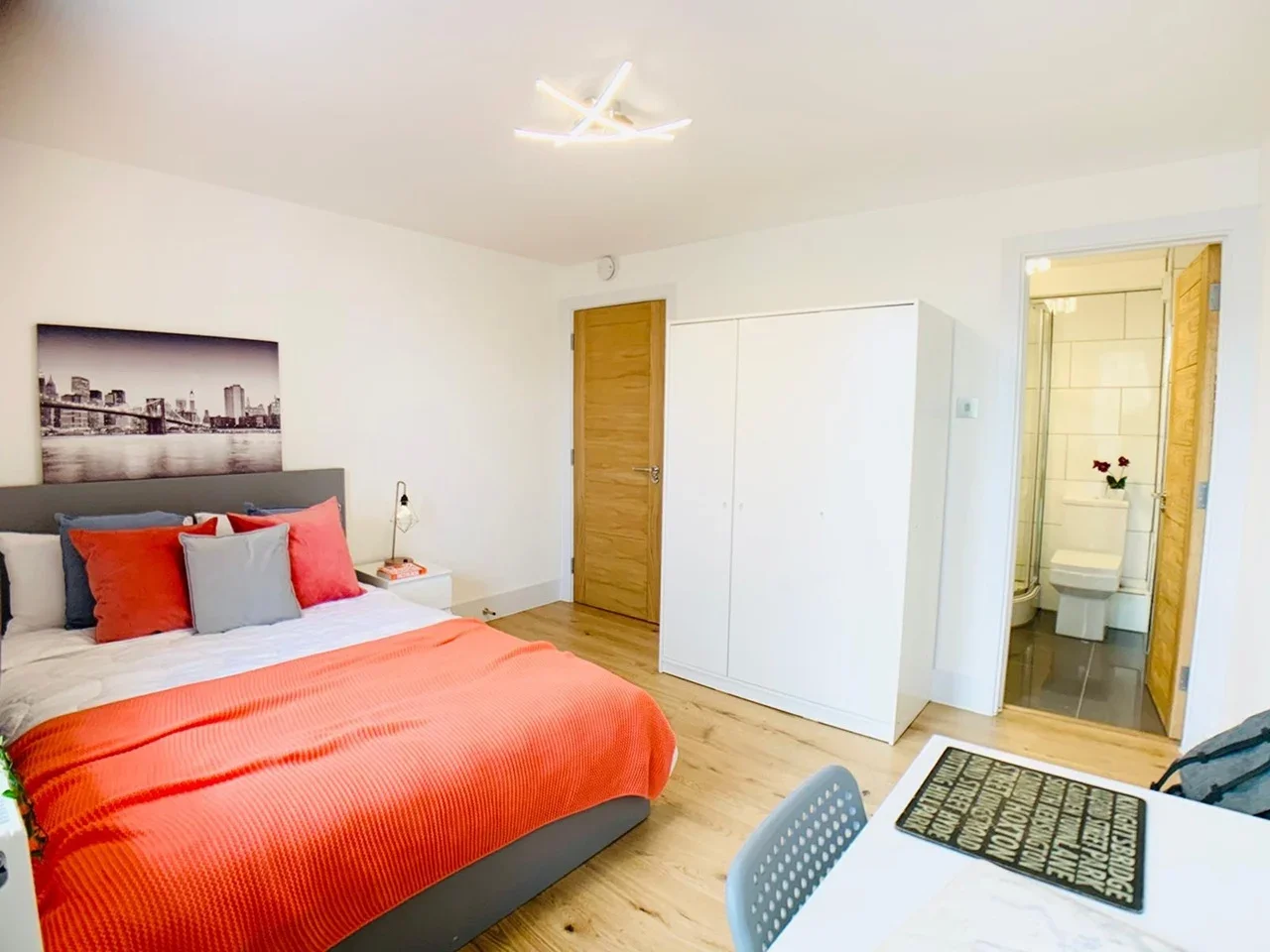 Room St. Katharine's Way in Greater London