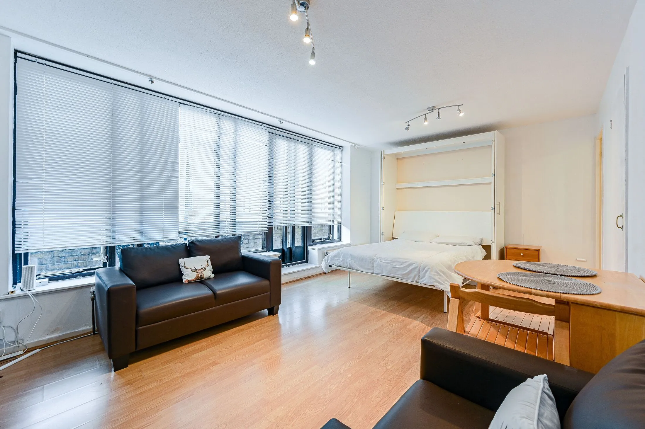 Flat Warwick Road in Greater London