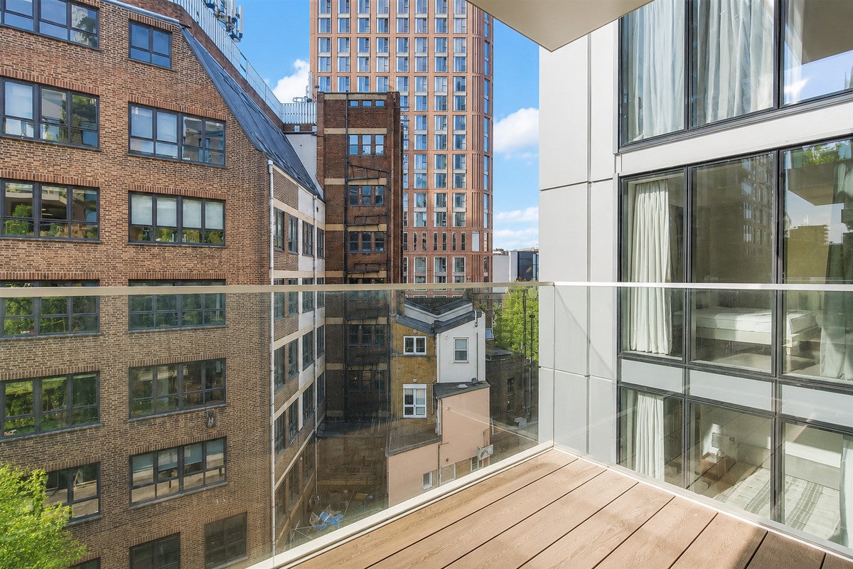 Flat Alie Street in Greater London