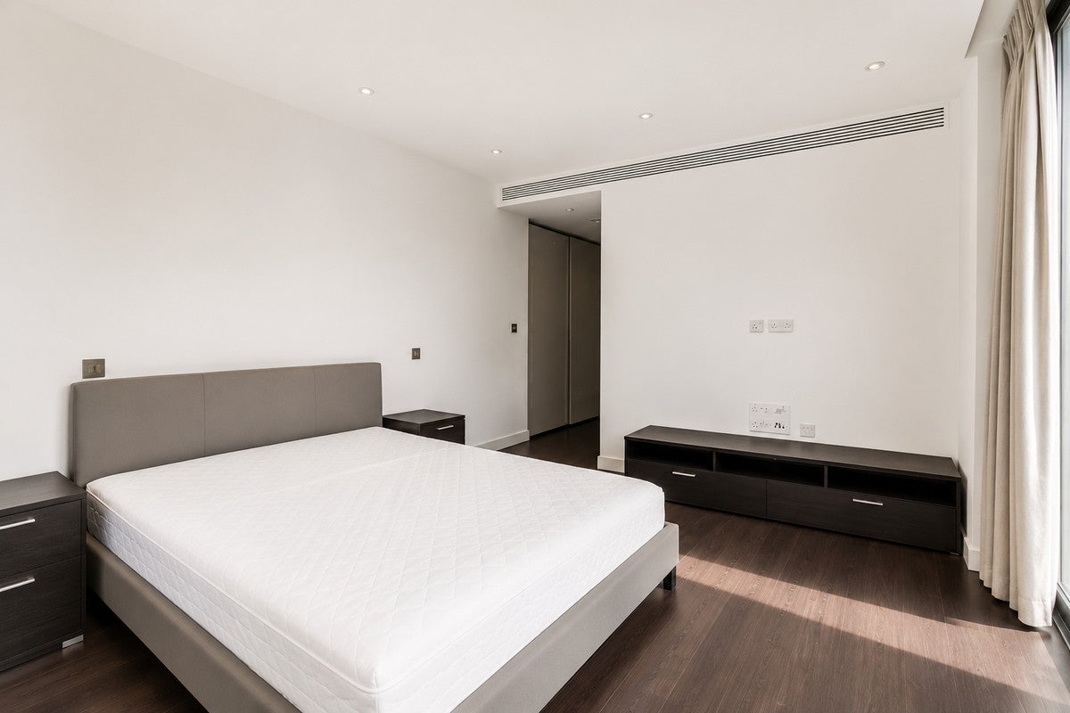 Flat Alie Street in Greater London