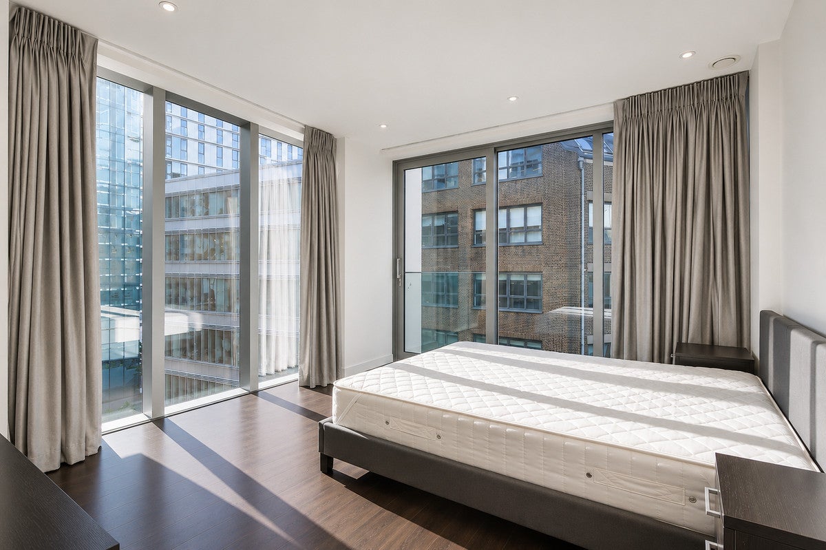 Flat Alie Street in Greater London