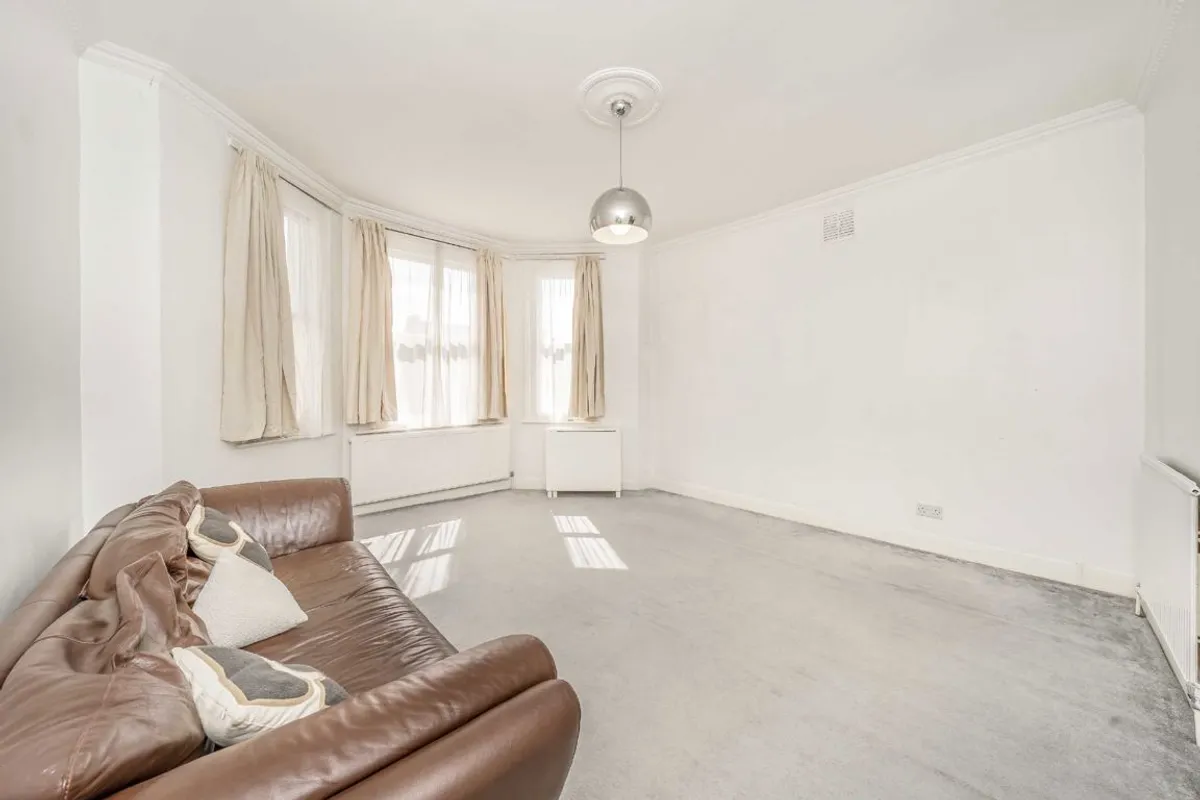 Flat Mount Ephraim Road in Greater London