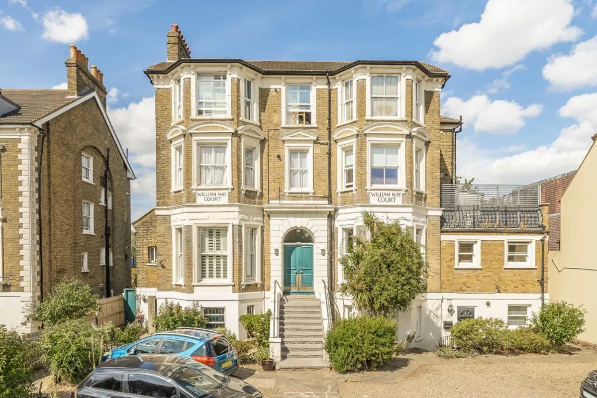 Flat Mount Ephraim Road in Greater London
