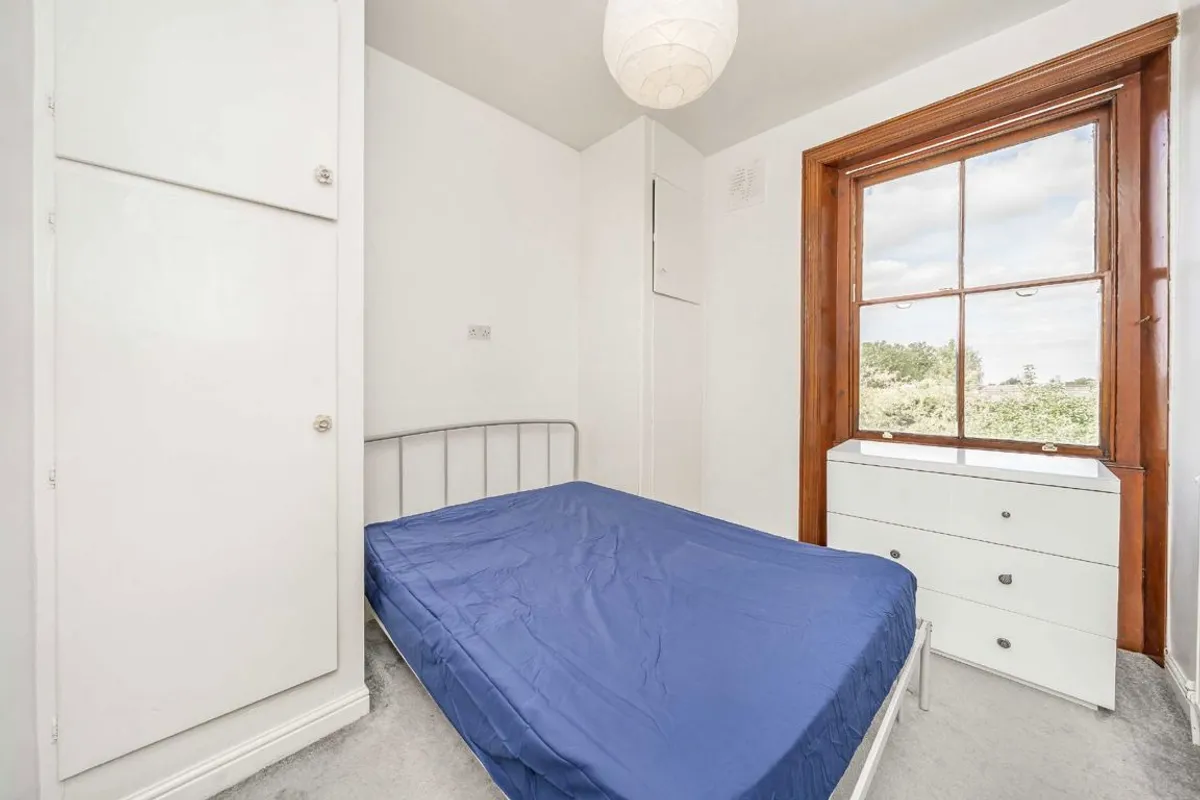 Flat Mount Ephraim Road in Greater London