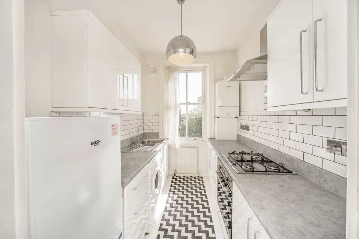 Flat Mount Ephraim Road in Greater London