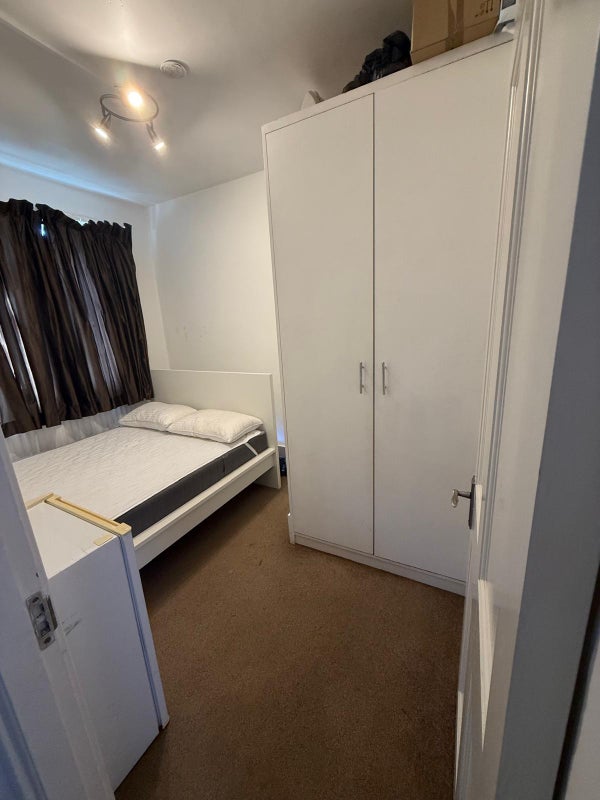 Room Garratt Lane in Greater London