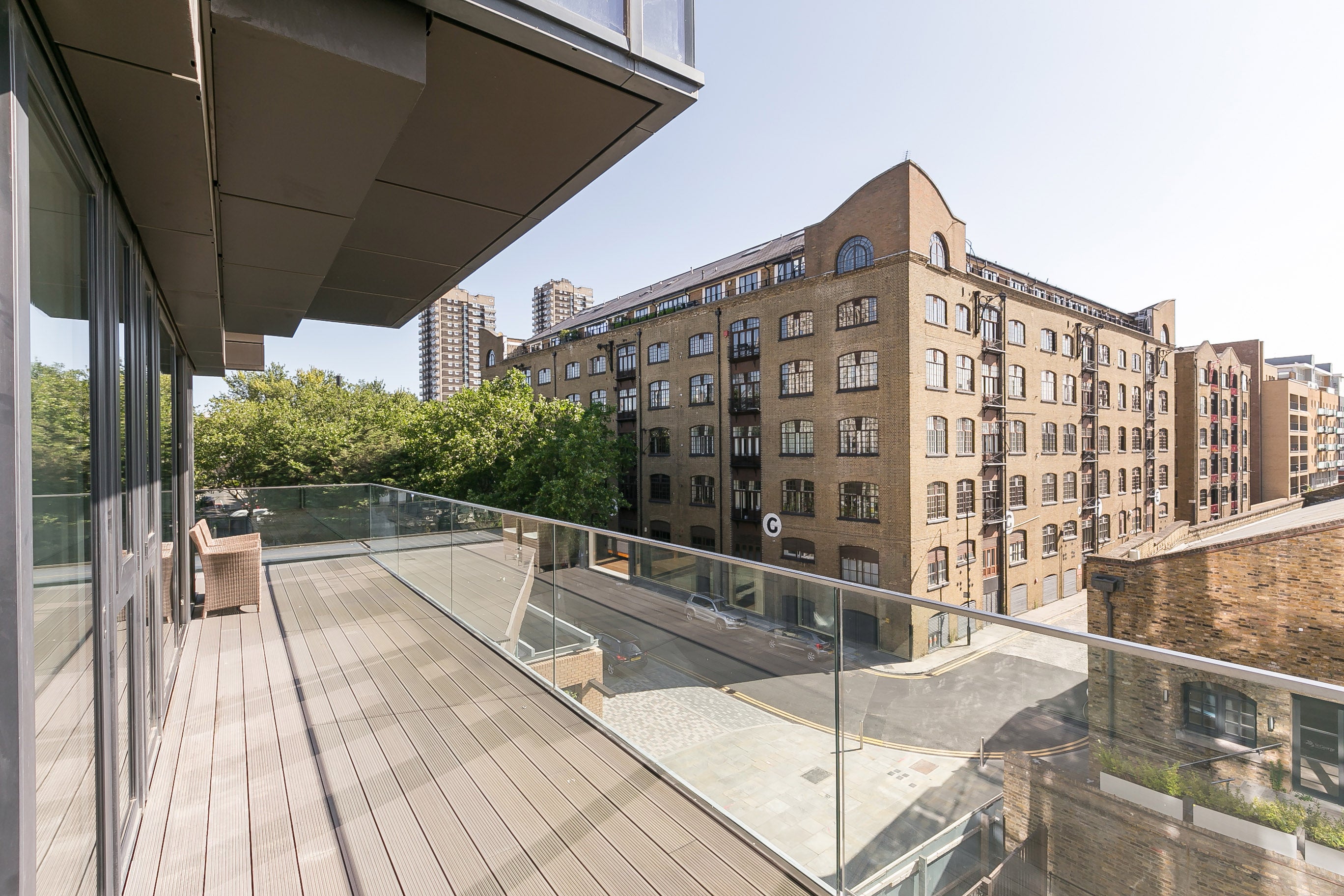 Flat Vinegar Street in Greater London