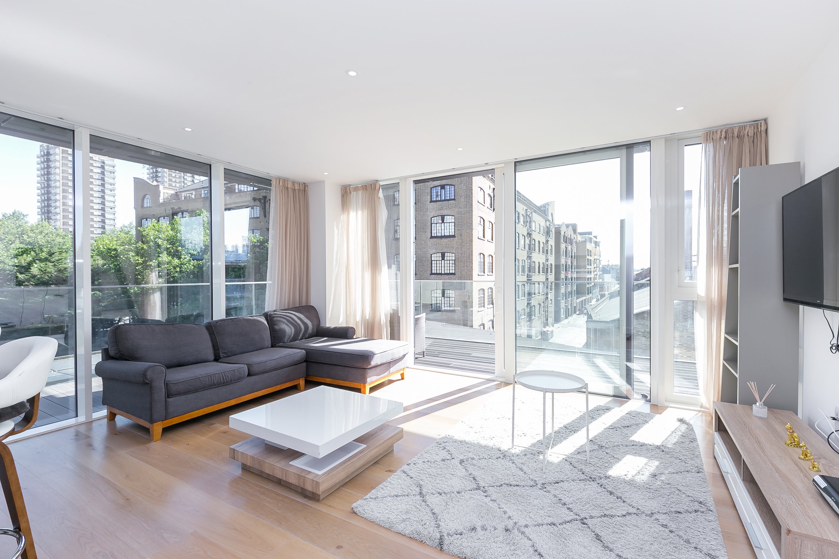 Flat Vinegar Street in Greater London