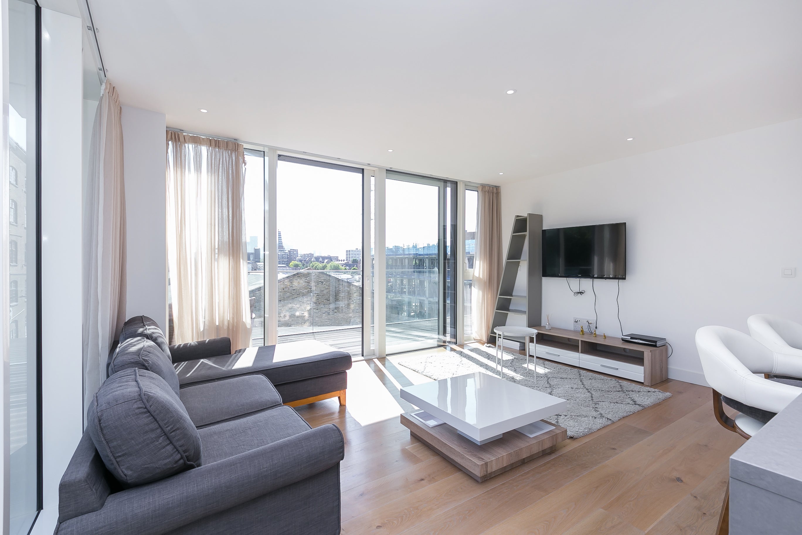 Flat Vinegar Street in Greater London