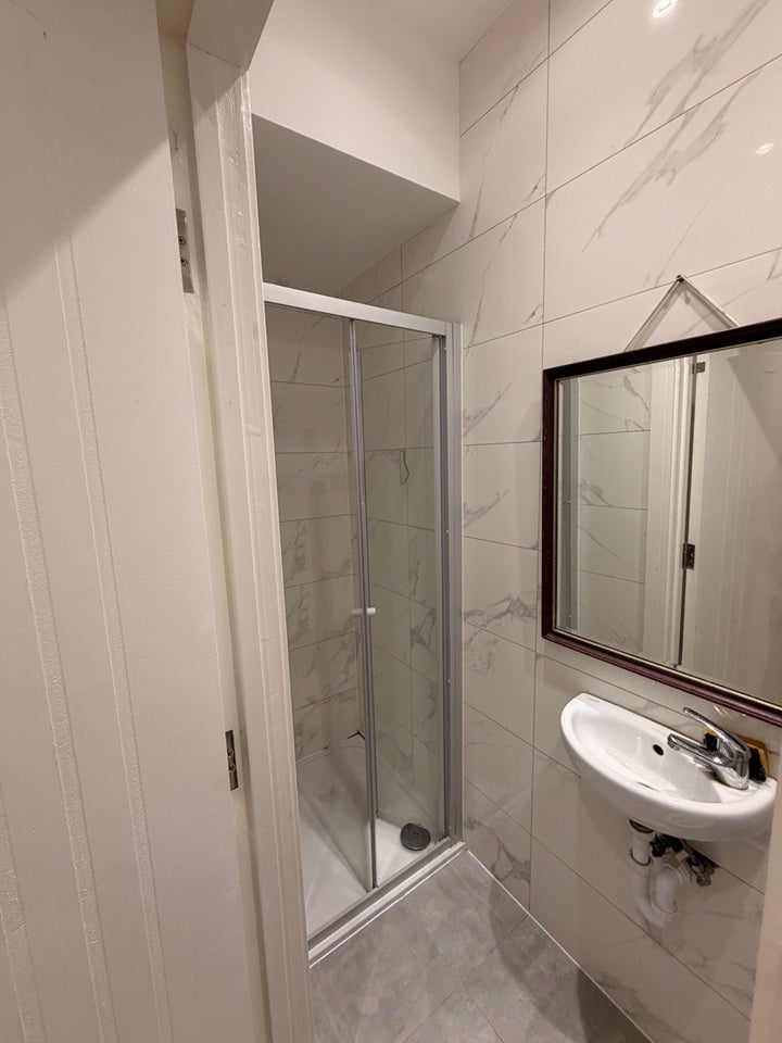 Room Scotts Road in Greater London