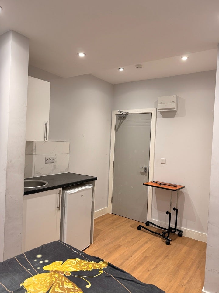 Room Scotts Road in Greater London