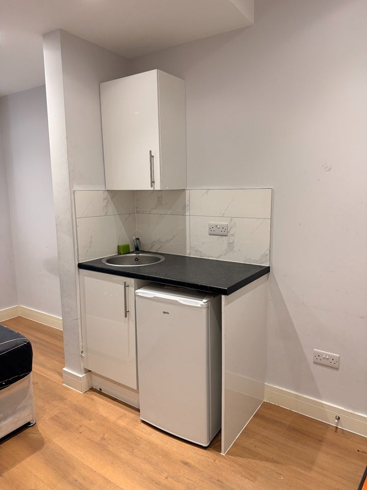 Room Scotts Road in Greater London