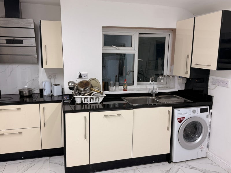 Room Carrfield Close in Salford
