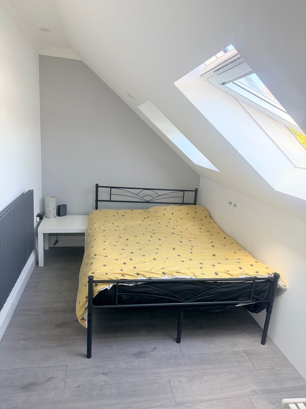 Room Overton Road in Greater London