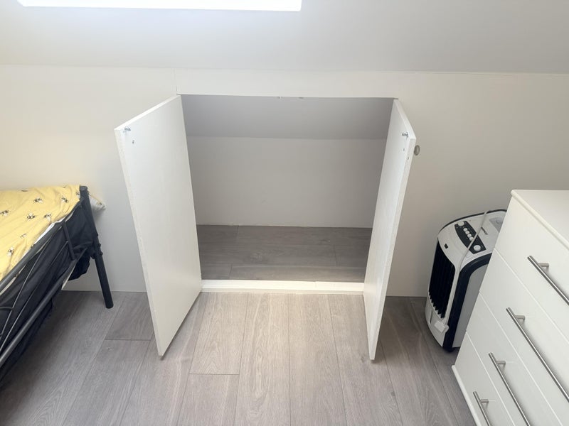 Room Overton Road in Greater London
