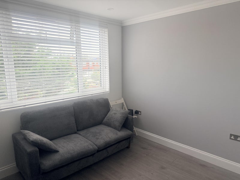 Flat Overton Road in Greater London