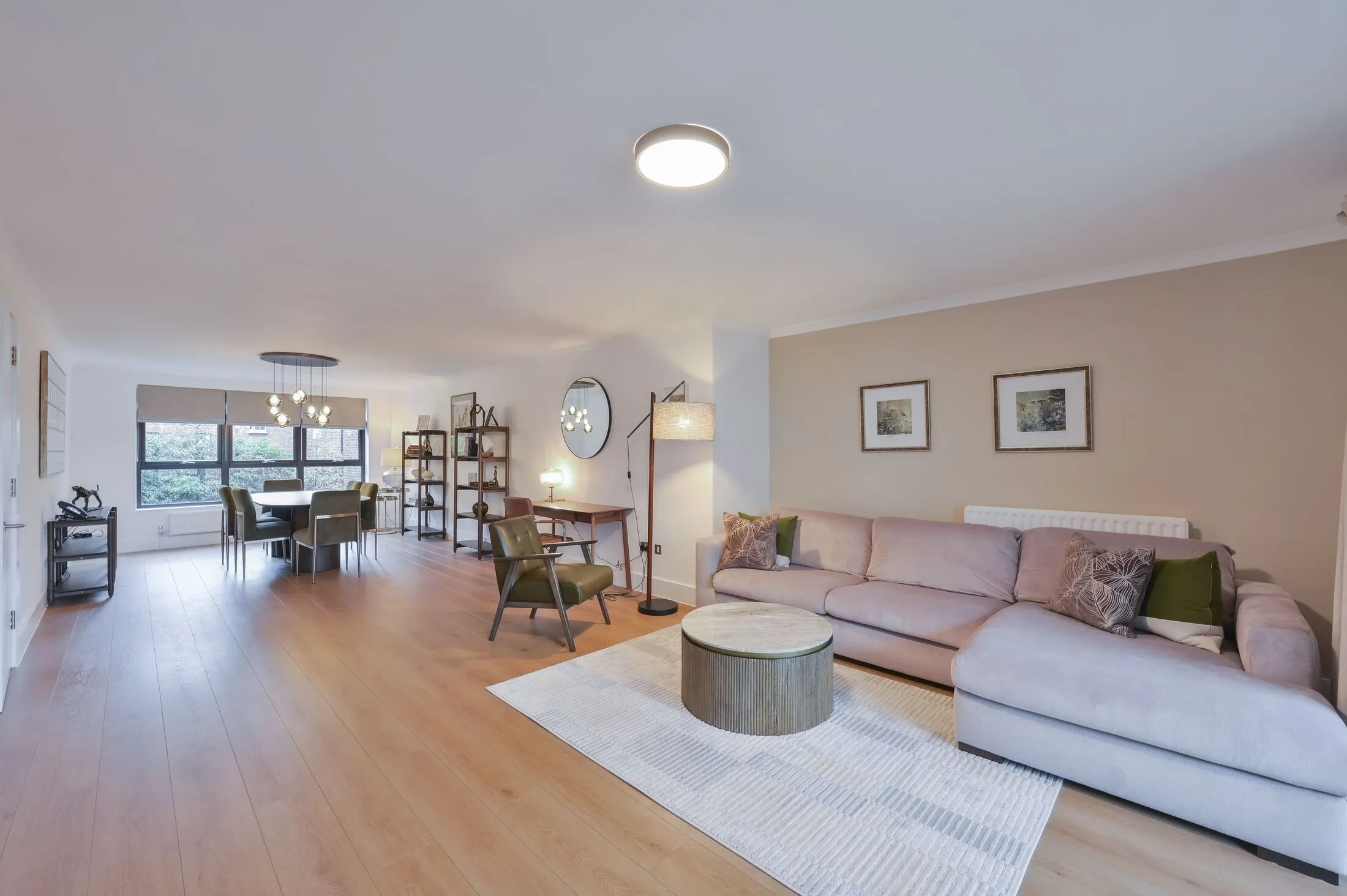 Flat Kensington High Street in Greater London