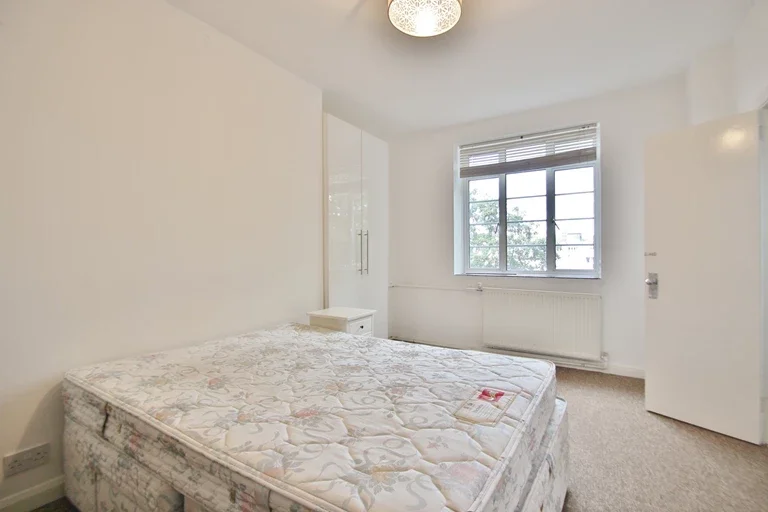 Flat Hammersmith Road in Greater London