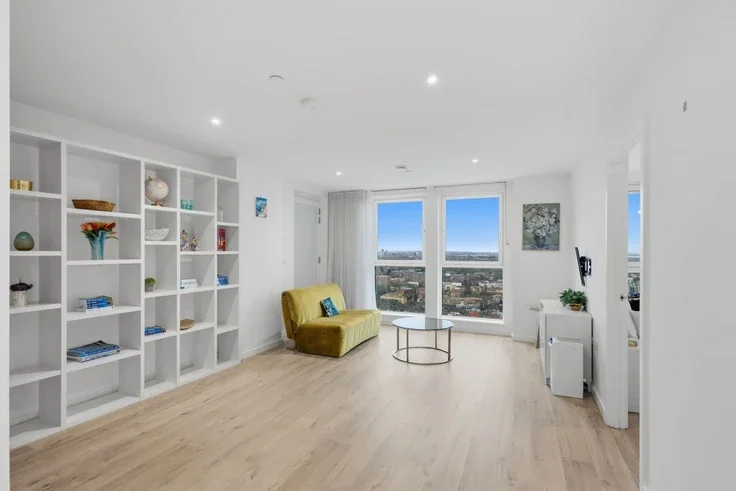 Flat Silvertown Way in Greater London