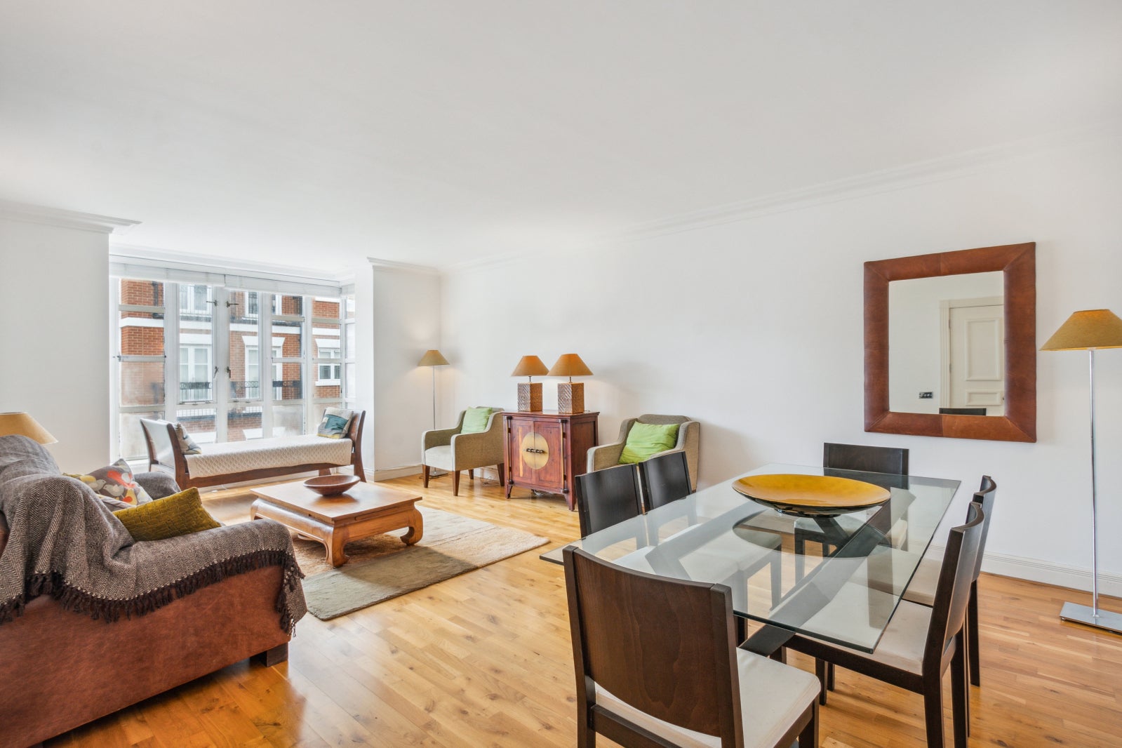 Flat Chantry Square in Greater London